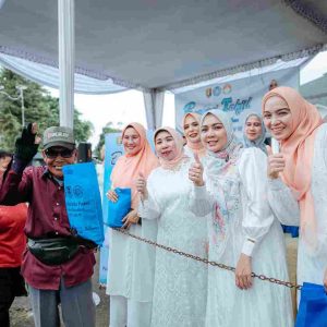 Ketua TP PKK Ibu Purnama Wulan Sari Mirza Bagikan Takjil di Mahan Agung, Bagikan Sedikitnya 800 Paket Takjil kepada Masyarakat