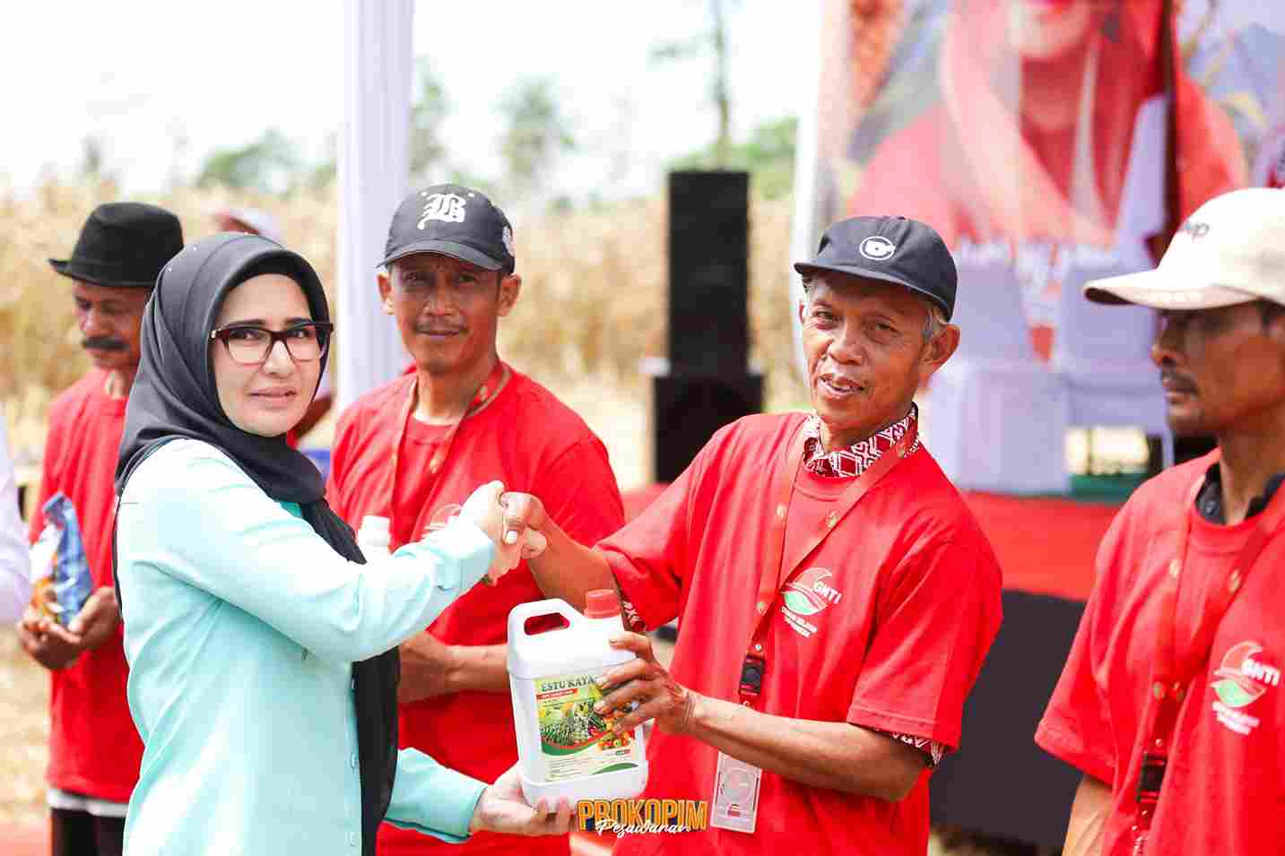 Bupati Pesawaran Nanda Indira, menyerahkan bantuan pupuk cair untuk petani di acara Panen Raya Jagung di Desa Sinar Jati Tegineneng Pesawaran Lampung, 30 Mei 2026